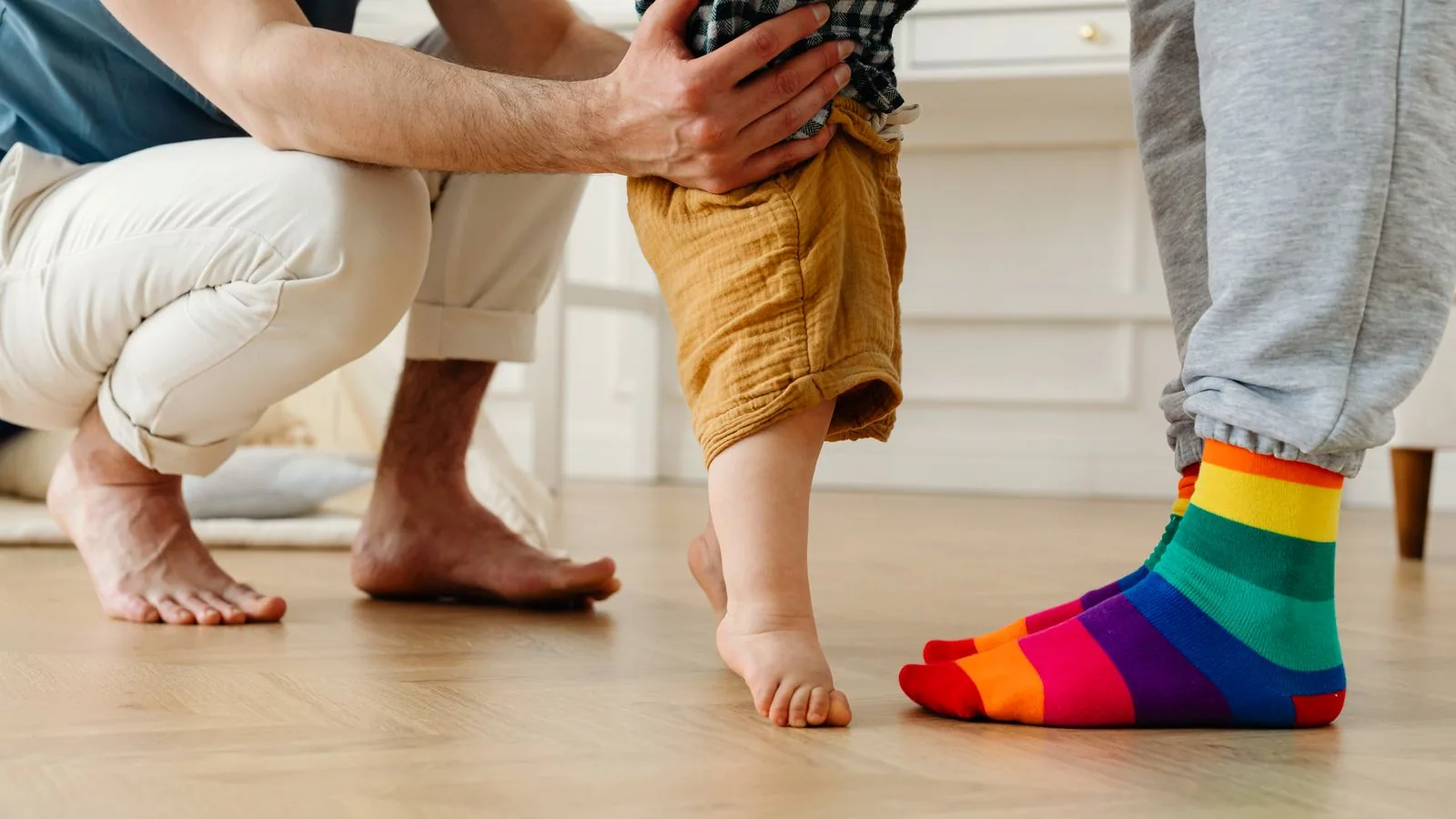 Photographie : un tout-petit faisant ses premiers pas