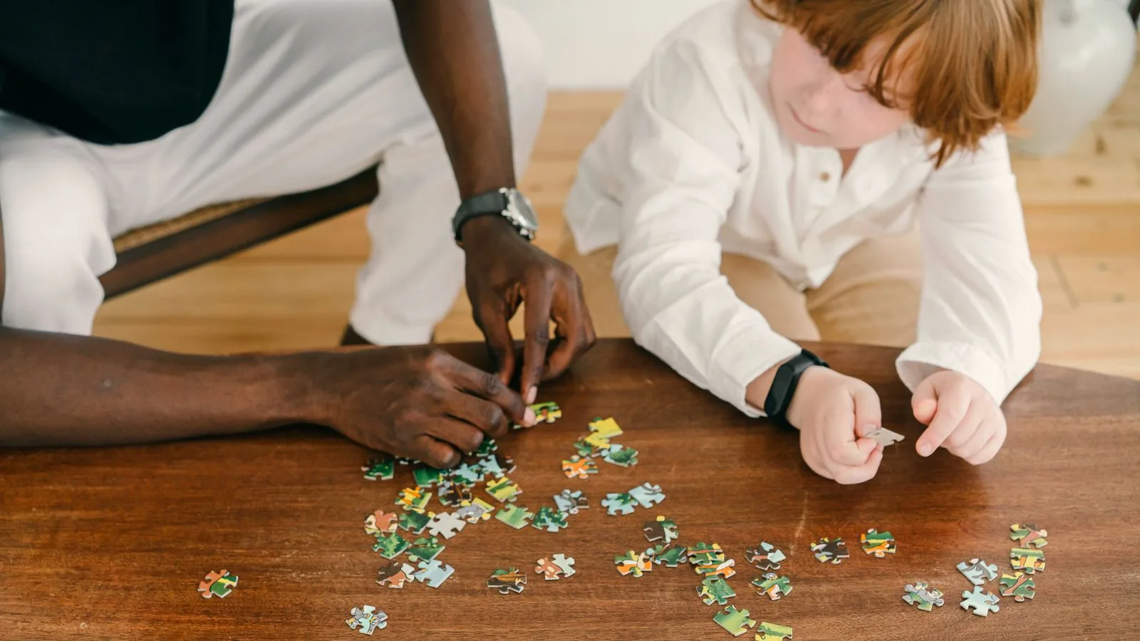 Photographie : un enfant assemblant un puzzle sur une table