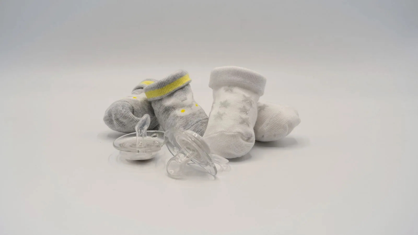 Photographie : des objets de puériculture réunis pour une naissance