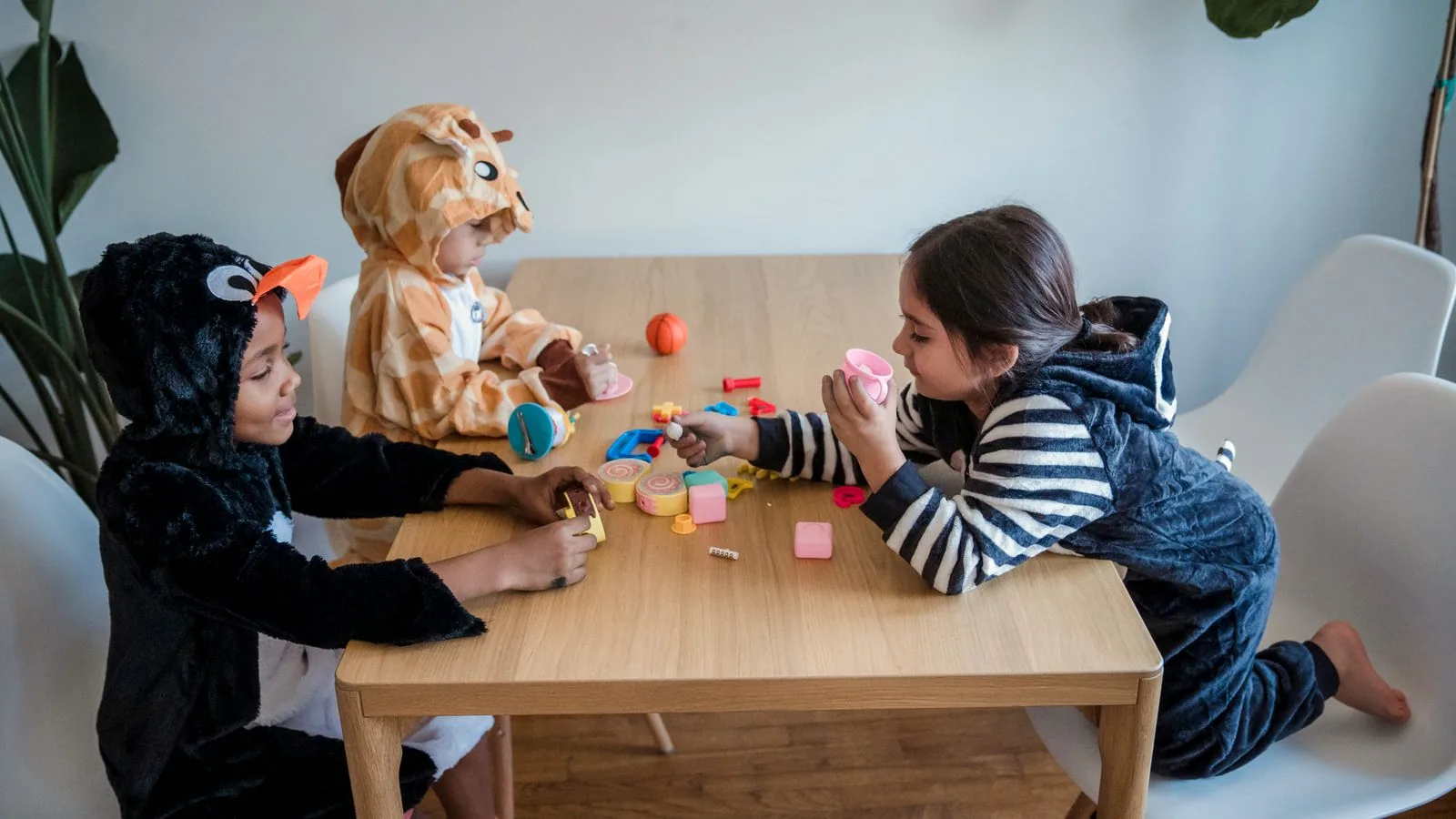 Photographie : des enfants déguisés en train de jouer