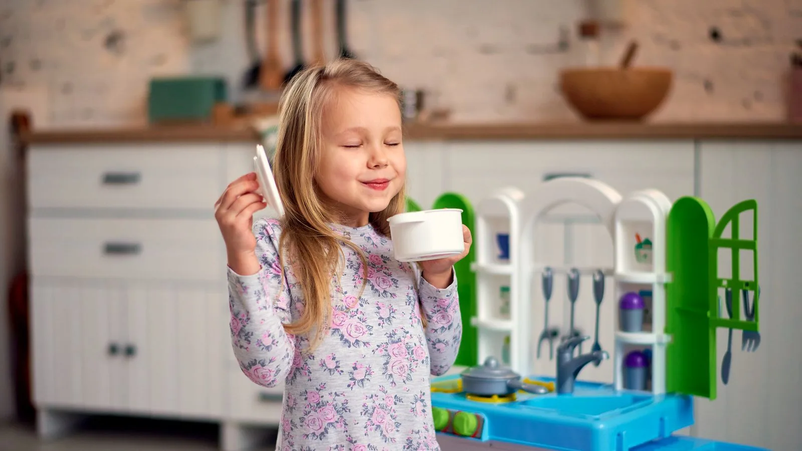 Photographie : une dinette et sa vaisselle miniature
