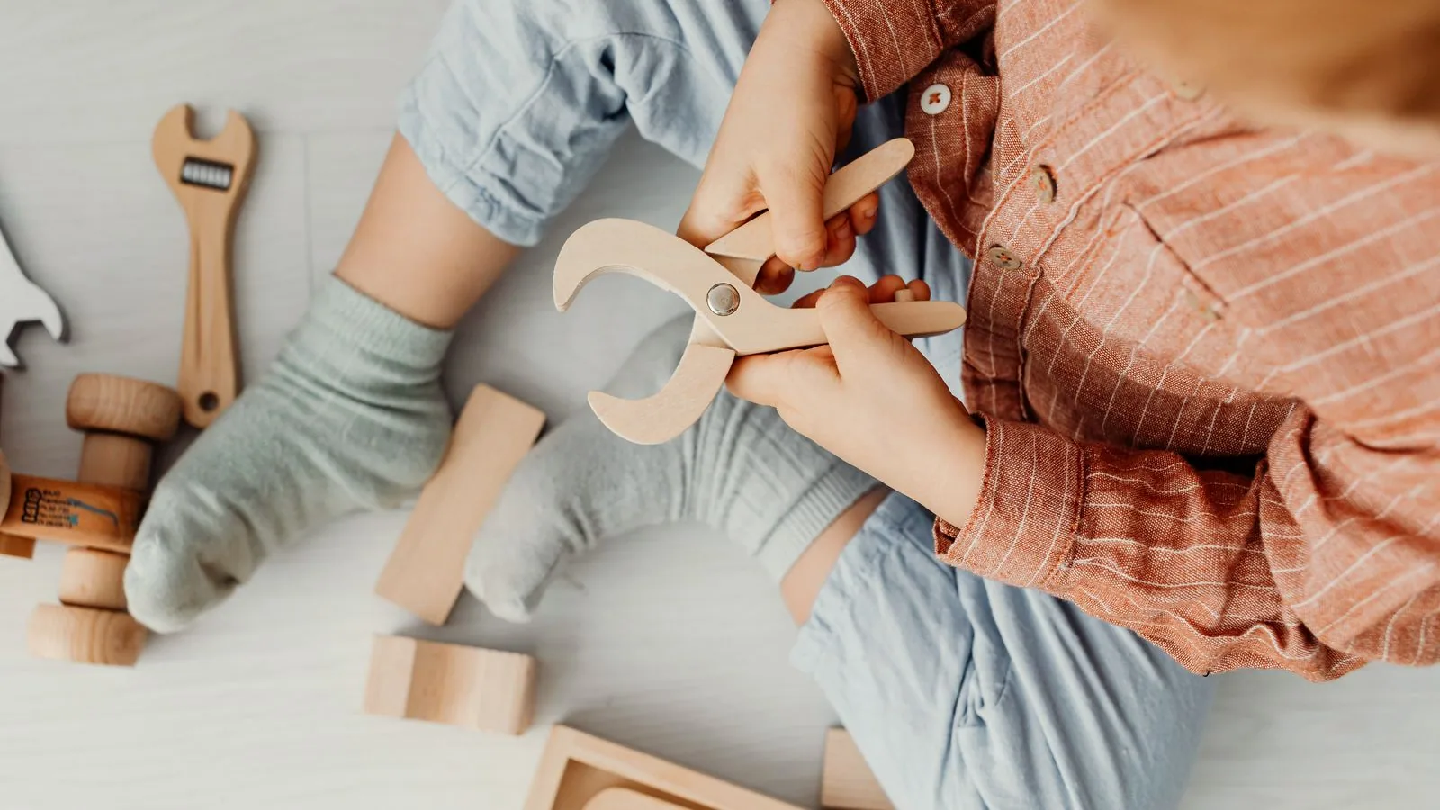 Photographie : un établi de bricolage en bois pour enfant