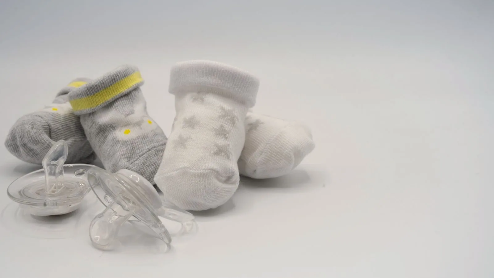 Photographie : des objets de naissance posés ensemble