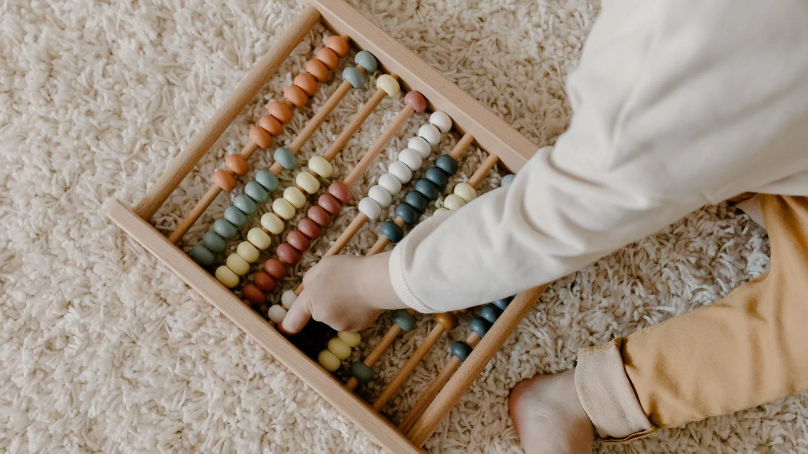 Photographie : des jouets d’éveil en bois