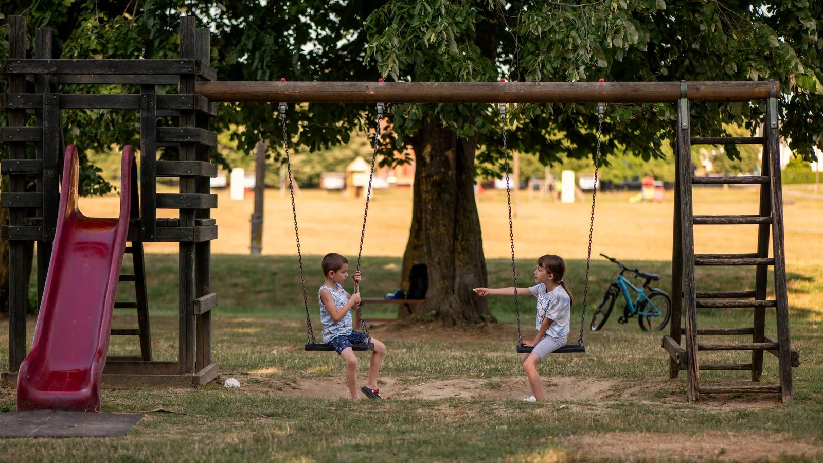 Photographie : des enfants jouant en extérieur
