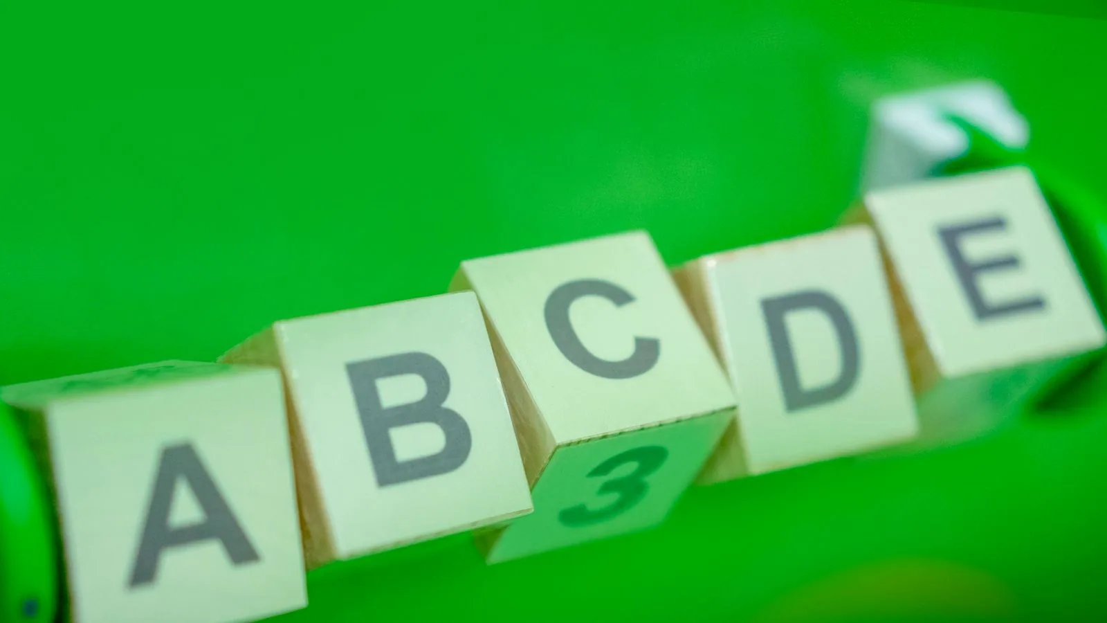 Photographie : des cubes en bois portant des lettres
