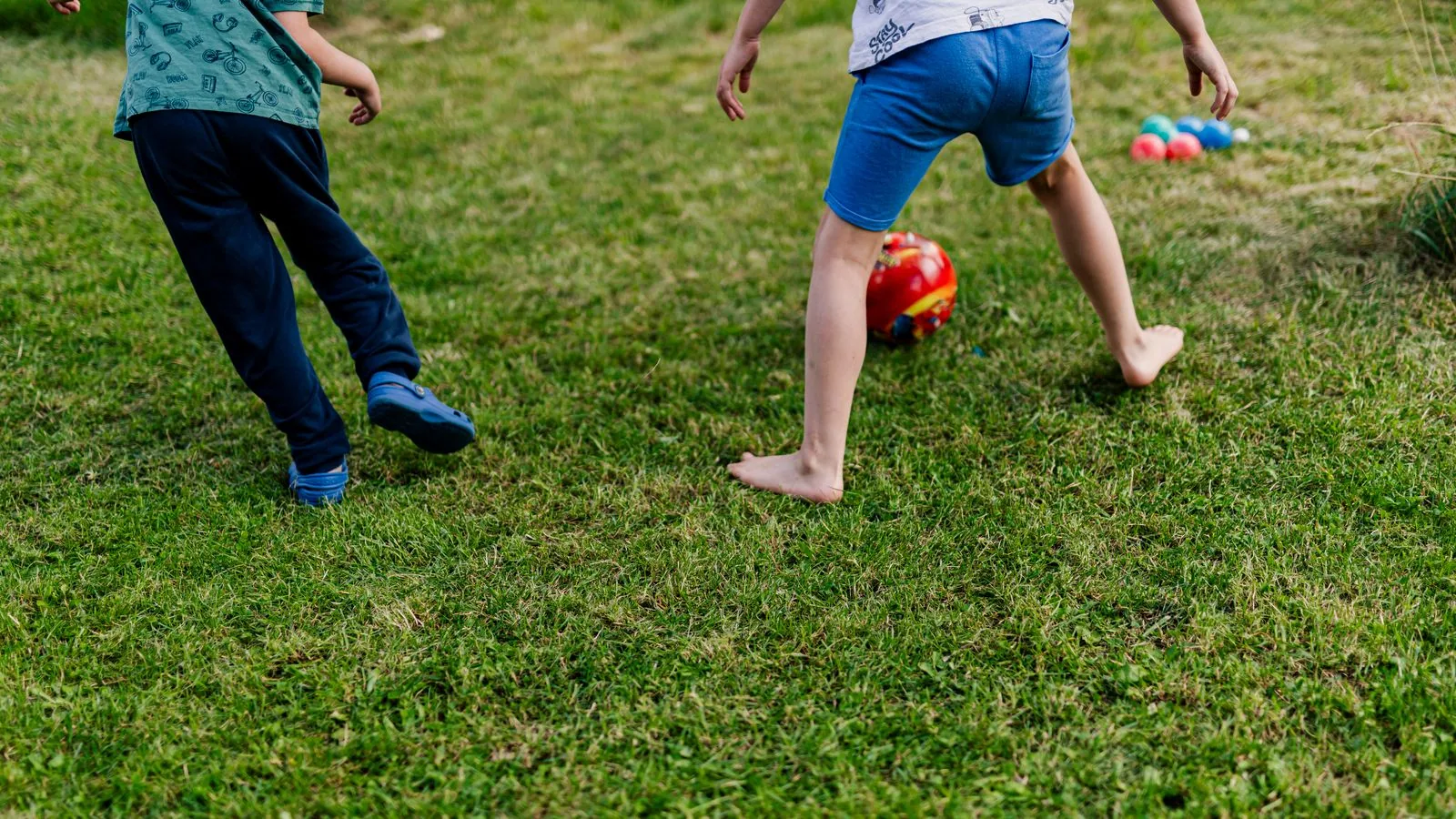 Photographie : des enfants jouant dehors dans un jardin
