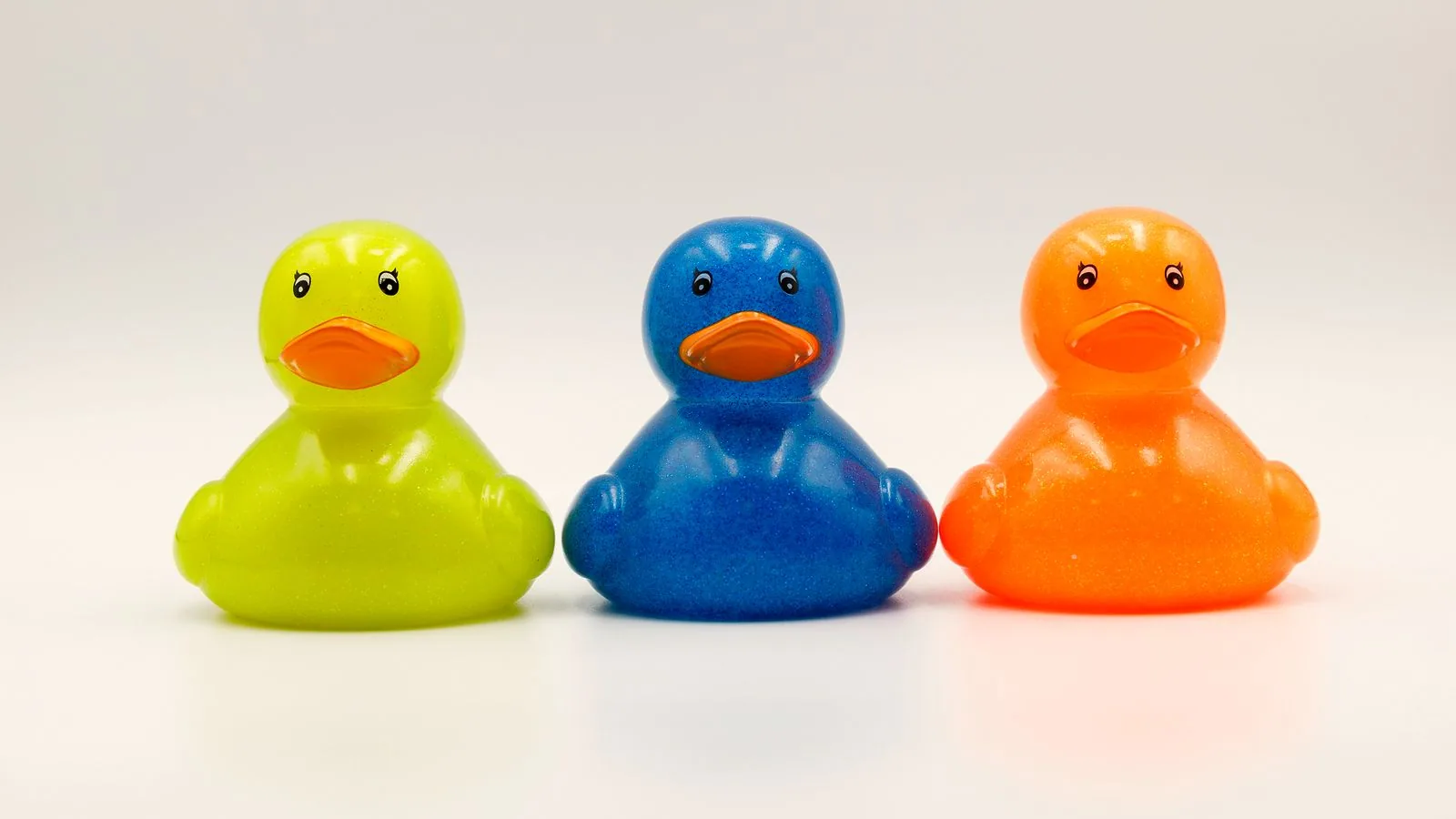 Photographie : des jouets de bain dans une baignoire