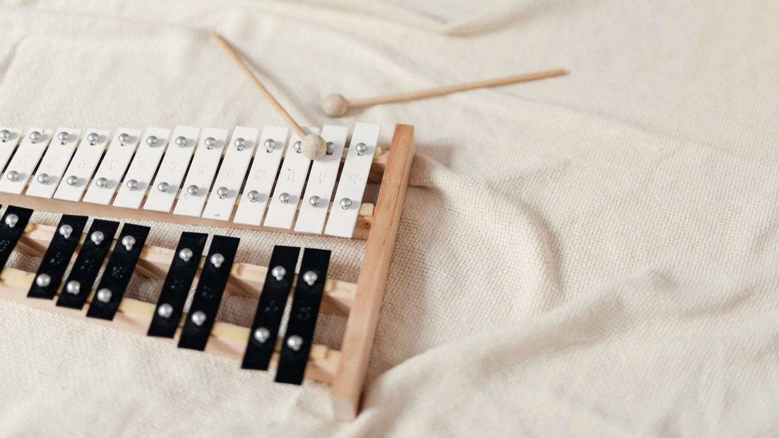 Photographie : un xylophone d’enfant et ses baguettes