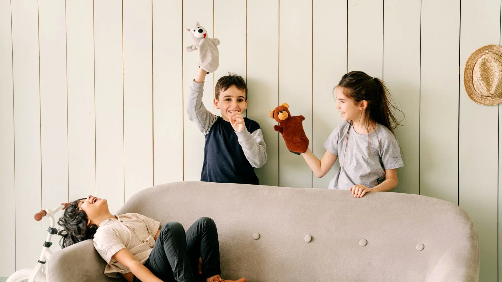 Photographie : une marionnette à main tenue par un enfant