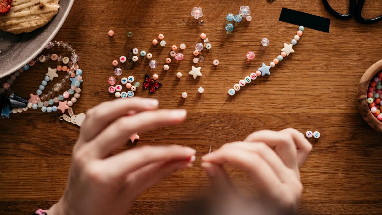 Photographie : des perles colorées et un fil à enfiler