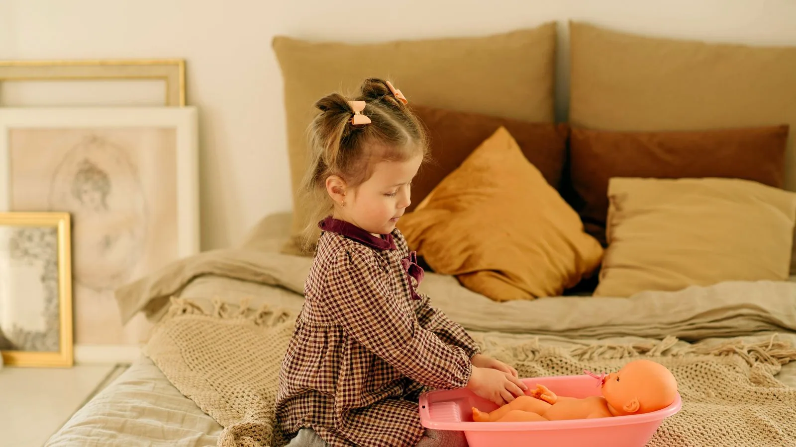 Photographie : une poupée tenue par un enfant
