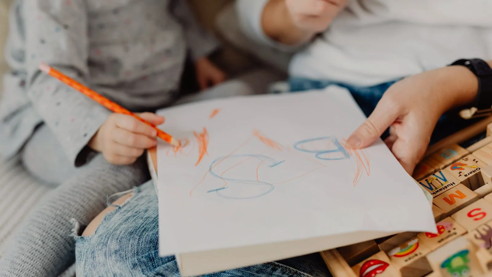 Photographie : un tout-petit tenant un gros crayon