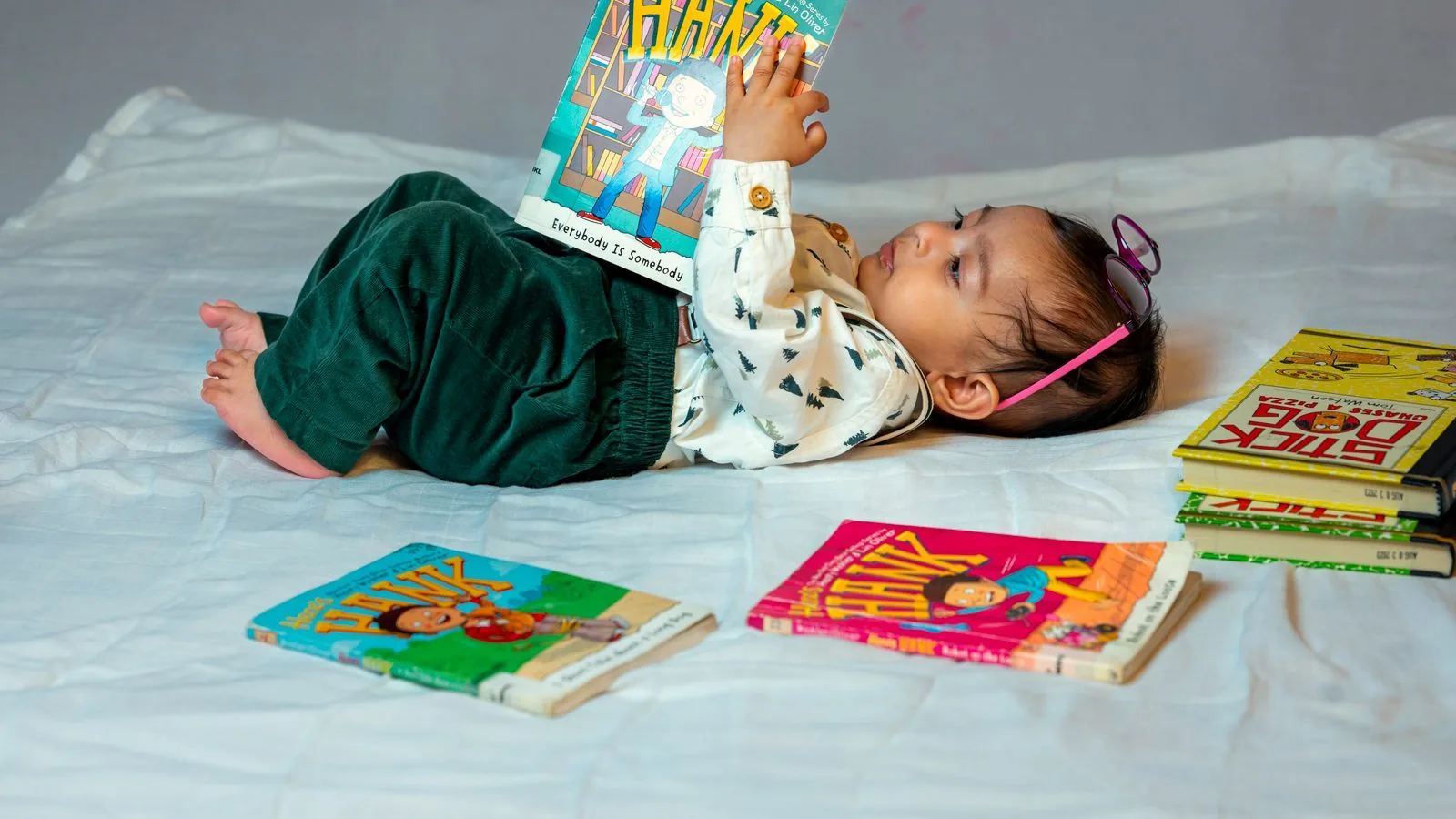 Photographie : un livre cartonné ouvert devant un tout-petit