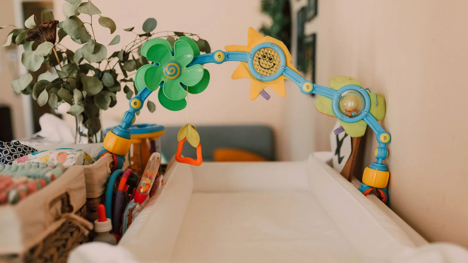 Photographie : un plan à langer dans une chambre de bébé